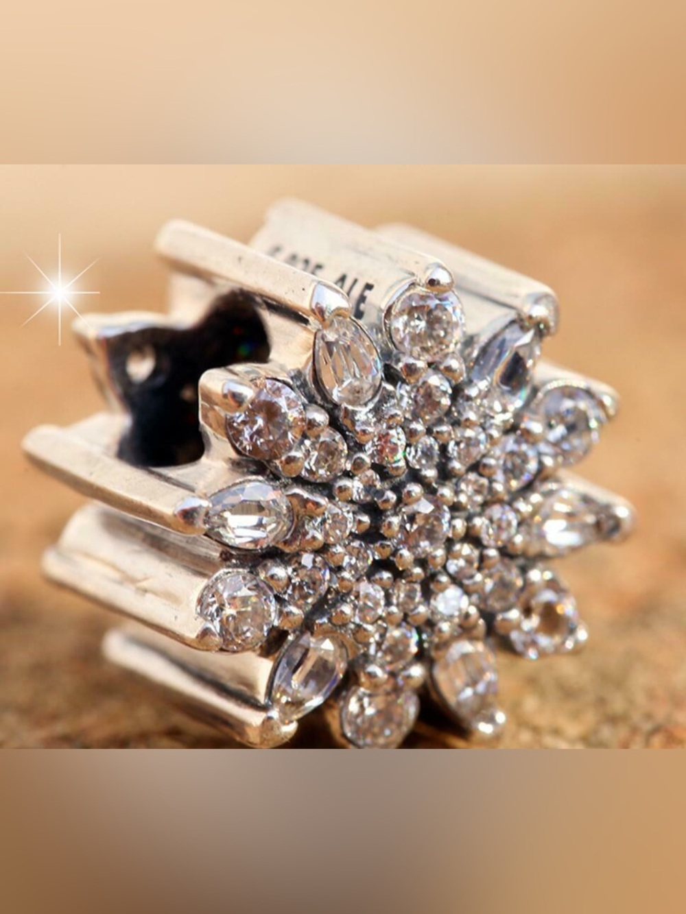 Gorgeous retired Pandora snowflake charm